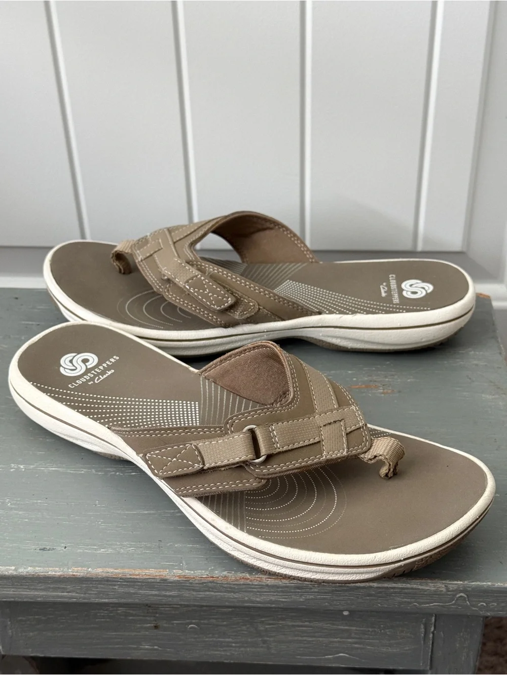 Women's Clarks Cloudsteppers Taupe Thong Sandals Size 7